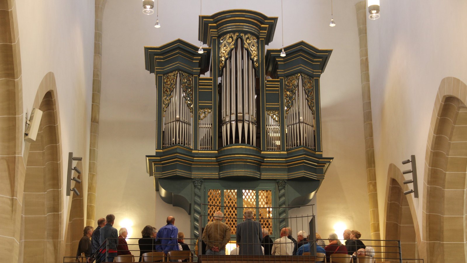 Manuell und elektronisch registrierbar: die neue Orgel in der Stadtkirche.  Foto: p