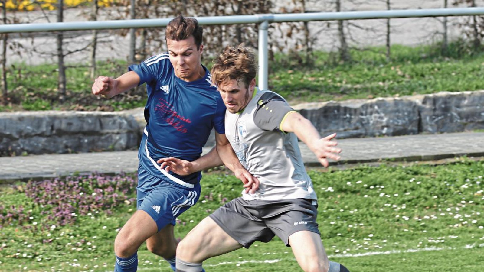 Clemens Rinderknecht (rechts) machte ein bärenstarkes Spiel. Hier stellt er geschickt seinen Körper gegen Robin Aplas rein. Foto: Nachreiner Clemens Rinderknecht (rechts) machte ein bärenstarkes Spiel. Hier stellt er geschickt seinen Körper gegen Robin Aplas rein. Foto: Nachreiner