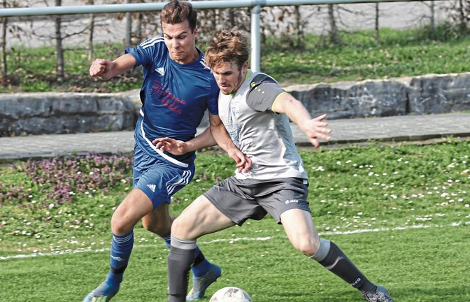 Clemens Rinderknecht (rechts) machte ein bärenstarkes Spiel. Hier stellt er geschickt seinen Körper gegen Robin Aplas rein. Foto: Nachreiner