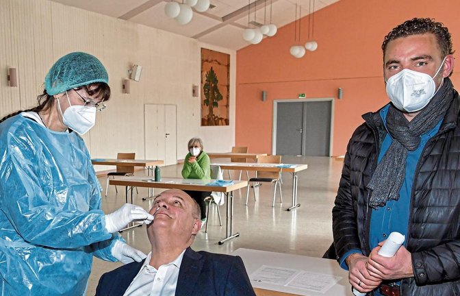Sersheims Bürgermeister Jürgen Scholz wird hier bei einer vorab laufenden Schulung getestet, Oberriexingens Bürgermeister Frank Wittendorfer (rechts) hofft auf rege Nachfrage.  Foto:  Kalb