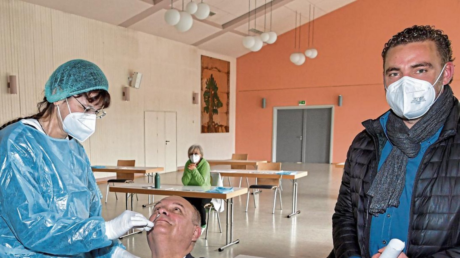 Sersheims Bürgermeister Jürgen Scholz wird hier bei einer vorab laufenden Schulung getestet, Oberriexingens Bürgermeister Frank Wittendorfer (rechts) hofft auf rege Nachfrage. Foto: Kalb Sersheims Bürgermeister Jürgen Scholz wird hier bei einer vorab laufenden Schulung getestet, Oberriexingens Bürgermeister Frank Wittendorfer (rechts) hofft auf rege Nachfrage. Foto: Kalb