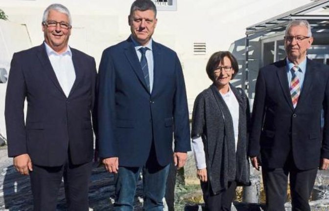 Friedrich Wahl, Dagmar Holzberg und Landtagskandidat Roland Zitzmann (von rechts) bei Bürgermeister Peter Schäfer. Foto: p
