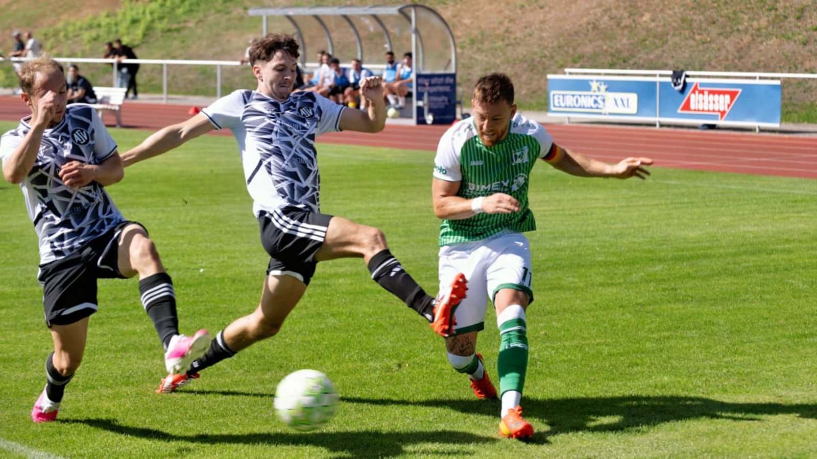 In Topform: Kapitän Michael Klauss (re.) und der GSV Maichingen ließen zuletzt dem ASV Botnang (in Schwarz-Weiß) keine Chance.Eibner/Andreas Ulmer