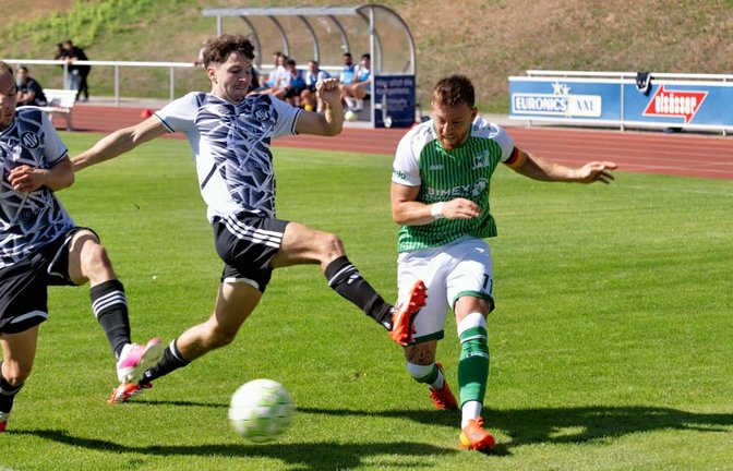 In Topform: Kapitän Michael Klauss (re.) und der GSV Maichingen ließen zuletzt dem ASV Botnang (in Schwarz-Weiß) keine Chance.<span class='image-autor'>Eibner/Andreas Ulmer</span>