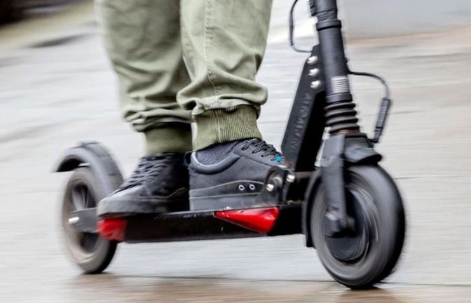 Mann auf einem E-Scooter: Die Polizei hat einen 48-Jährigen gestoppt, der mit Tempo 80 auf seinem getunten Roller unterwegs war (Symbolfoto).<span class='image-autor'>Christoph Soeder/dpa</span>