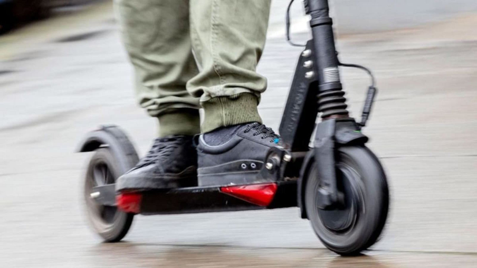 Mann auf einem E-Scooter: Die Polizei hat einen 48-Jährigen gestoppt, der mit Tempo 80 auf seinem getunten Roller unterwegs war (Symbolfoto).Christoph Soeder/dpa Mann auf einem E-Scooter: Die Polizei hat einen 48-Jährigen gestoppt, der mit Tempo 80 auf seinem getunten Roller unterwegs war (Symbolfoto).Christoph Soeder/dpa