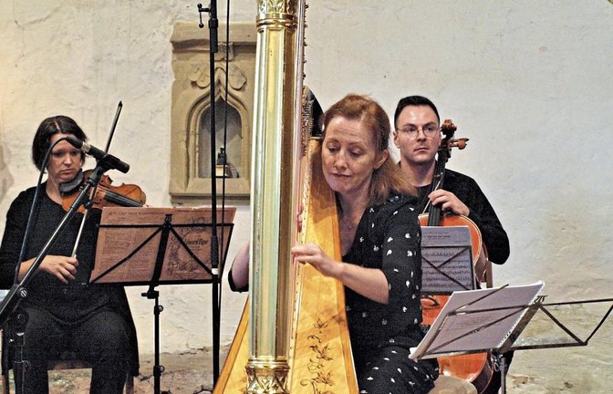 Die Harfenistin Anne-Sophie Bertrand beglückte mir ihrem berührenden Spiel die Zuhörerinnen und Zuhörer in der Frauenkirche.  Foto: Filitz