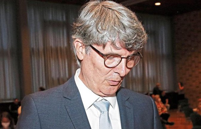 Wahlsieger des ersten Urnengangs: Armin Pioch hat das Ergebnis schon vorab auf dem Handy.