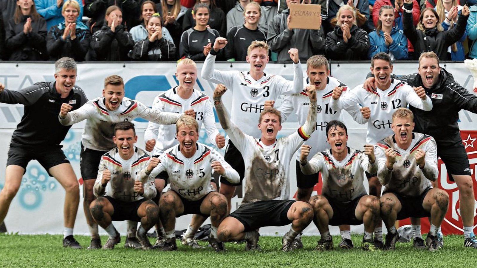 Bejubeln den WM-Titel nach dem 3:2-Finalsieg gegen Österreich: (stehend von links) Bundestrainer Kolja Meyer, Julian Schiffler, Steffen Schrader, Maximilian Zöhrer, Nick Poppe, Andreas Knodel und Bundestrainer Tim Lemke sowie (kniend von links) Hannes Himmelhan, Moritz Lutzenberger, Fabio Lauck, Johann Schneider und Janni Wethling Foto: DFBL/Spille