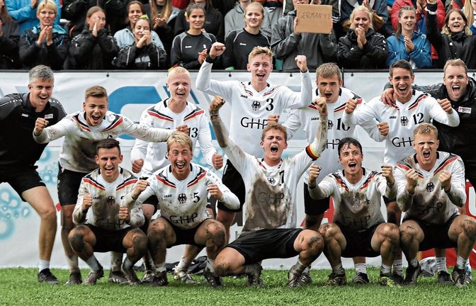Bejubeln den WM-Titel nach dem 3:2-Finalsieg gegen Österreich: (stehend von links) Bundestrainer Kolja Meyer, Julian Schiffler, Steffen Schrader, Maximilian Zöhrer, Nick Poppe, Andreas Knodel und Bundestrainer Tim Lemke sowie (kniend von links) Hannes Himmelhan, Moritz Lutzenberger, Fabio Lauck, Johann Schneider und Janni Wethling Foto: DFBL/Spille
