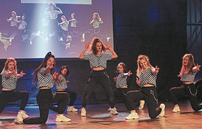 Amelie Kienzle (Mitte) – hier mit der Formation Daqueenz der Dance Company Vaihingen – träumt von einem Leben als professionelle Tänzerin. Den nächsten Schritt auf dem Weg, diesen Traum zu verwirklichen, geht die 18 Jahre alte Vaihingerin im Sommer. Im Juni tritt sie ein dreimonatiges Stipendium an der Millenium Dance Company in Los Angeles an.  Foto: Küppers