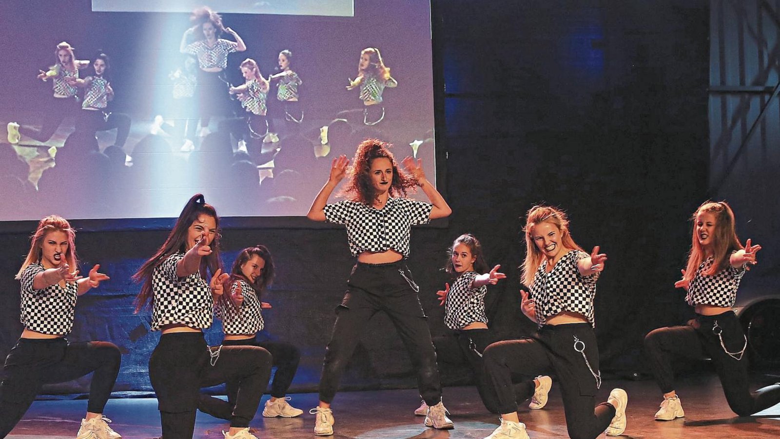 Amelie Kienzle (Mitte) – hier mit der Formation Daqueenz der Dance Company Vaihingen – träumt von einem Leben als professionelle Tänzerin. Den nächsten Schritt auf dem Weg, diesen Traum zu verwirklichen, geht die 18 Jahre alte Vaihingerin im Sommer. Im Juni tritt sie ein dreimonatiges Stipendium an der Millenium Dance Company in Los Angeles an. Foto: Küppers Amelie Kienzle (Mitte) – hier mit der Formation Daqueenz der Dance Company Vaihingen – träumt von einem Leben als professionelle Tänzerin. Den nächsten Schritt auf dem Weg, diesen Traum zu verwirklichen, geht die 18 Jahre alte Vaihingerin im Sommer. Im Juni tritt sie ein dreimonatiges Stipendium an der Millenium Dance Company in Los Angeles an. Foto: Küppers