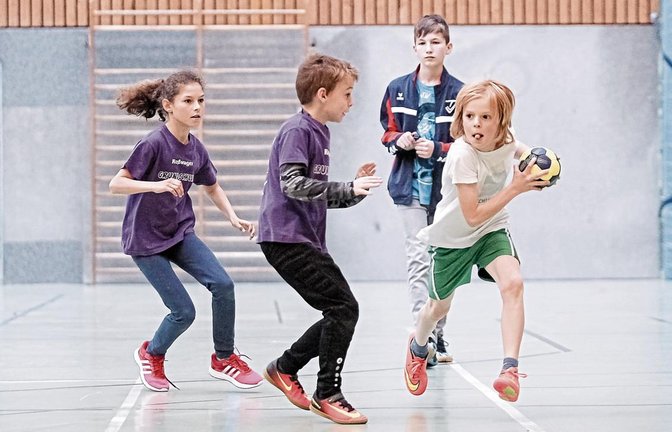 Wettbewerb der vierten Klassen: Die Grundschule Roßwag (in Lila) will an den Ball, doch den hat im Moment Aurich in Besitz. Foto: Simecek