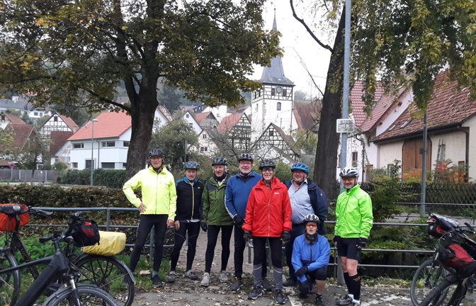 Immer wieder mittwochs: Die Auricher Mittwochsradler beim Start ins Glemstal. Wetter? Egal! <span class='image-autor'>Foto: Rücker</span>