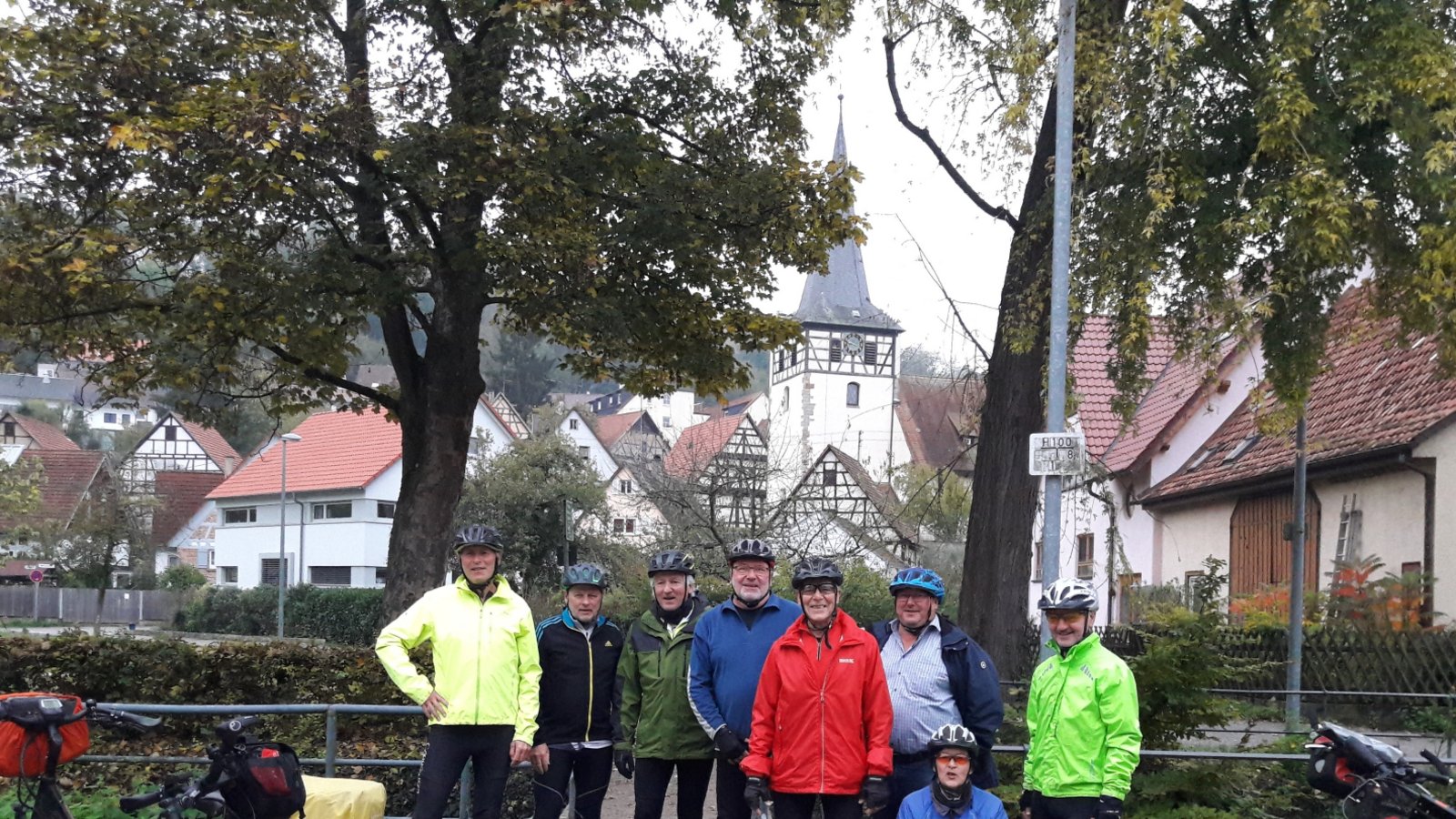 Immer wieder mittwochs: Die Auricher Mittwochsradler beim Start ins Glemstal. Wetter? Egal! Foto: Rücker Immer wieder mittwochs: Die Auricher Mittwochsradler beim Start ins Glemstal. Wetter? Egal! Foto: Rücker