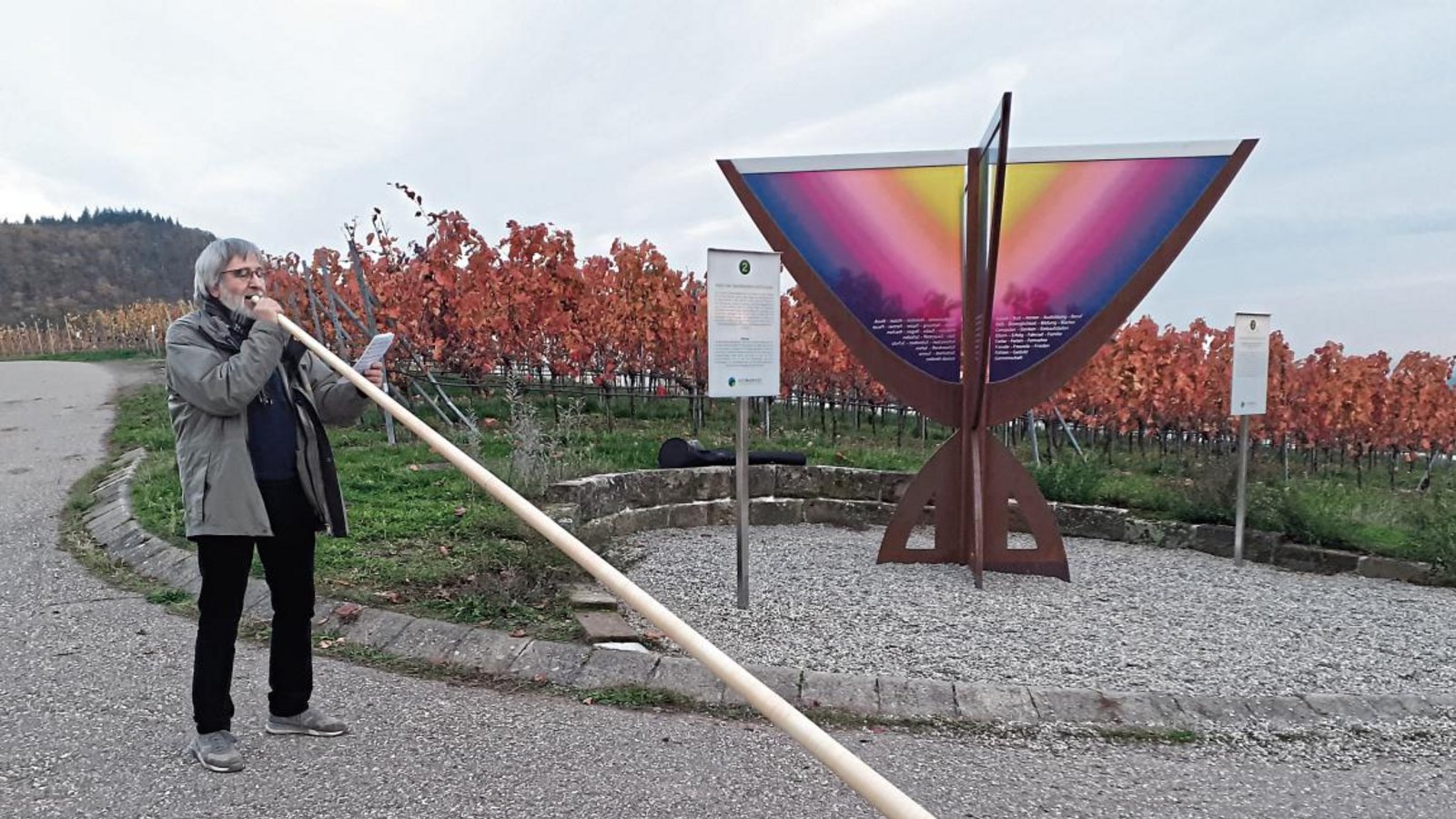 Der Esslinger Alphornbläser Wolfgang Sczuka spielt auf und die Spaziergänger freut’s. Foto: Glemser Der Esslinger Alphornbläser Wolfgang Sczuka spielt auf und die Spaziergänger freut’s. Foto: Glemser