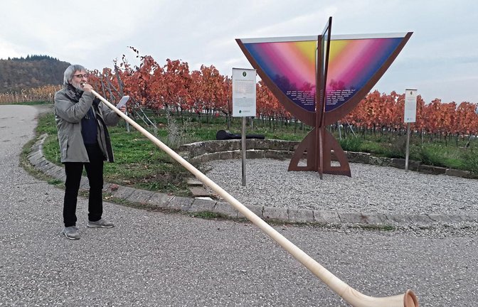 Der Esslinger Alphornbläser Wolfgang Sczuka spielt auf und die Spaziergänger freut’s. Foto: Glemser