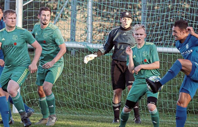 Schon nach 13 Minuten sorgt Anton Zovko (von rechts) mit seinem Treffer zum 3:0 für Croatia für die Vorentscheidung. Die Iptinger Tom Jäger, Dennis Saller im Tor, Sebastian Rapp und Jens Schrodt können nur noch zusehen. Foto: Küppers
