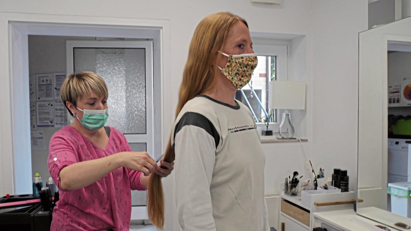 Katja Renner (rechts) trennt sich bei Natascha Blattner von ihren Haaren, um sie der Krebshilfe zu spenden.  Foto: Friedrich