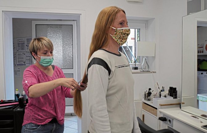 Katja Renner (rechts) trennt sich bei Natascha Blattner von ihren Haaren, um sie der Krebshilfe zu spenden.  Foto: Friedrich