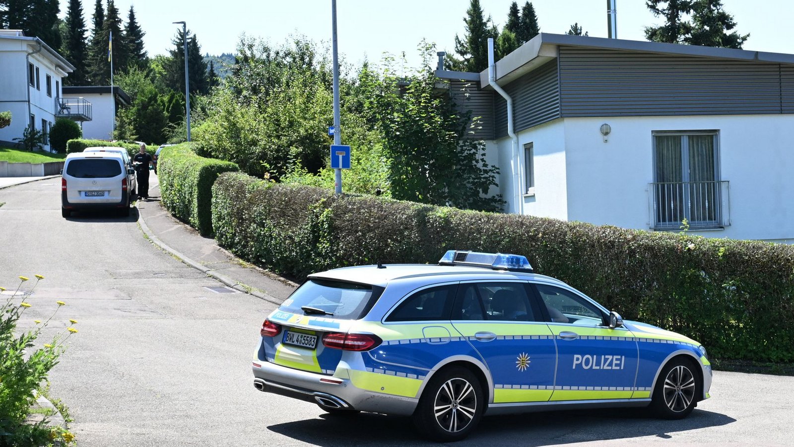 Am Tag nach der grausamen Tat sichert die Polizei in Albstadt im Stadtteil Lautlingen weiter Spuren am Tatort.Foto: dpa/Bernd Weißbrod Am Tag nach der grausamen Tat sichert die Polizei in Albstadt im Stadtteil Lautlingen weiter Spuren am Tatort.Foto: dpa/Bernd Weißbrod