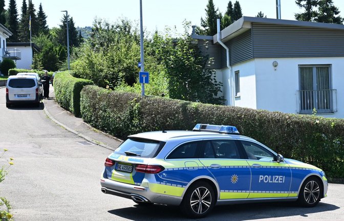 Am Tag nach der grausamen Tat sichert die Polizei in Albstadt im Stadtteil Lautlingen weiter Spuren am Tatort.<span class='image-autor'>Foto: dpa/Bernd Weißbrod</span>
