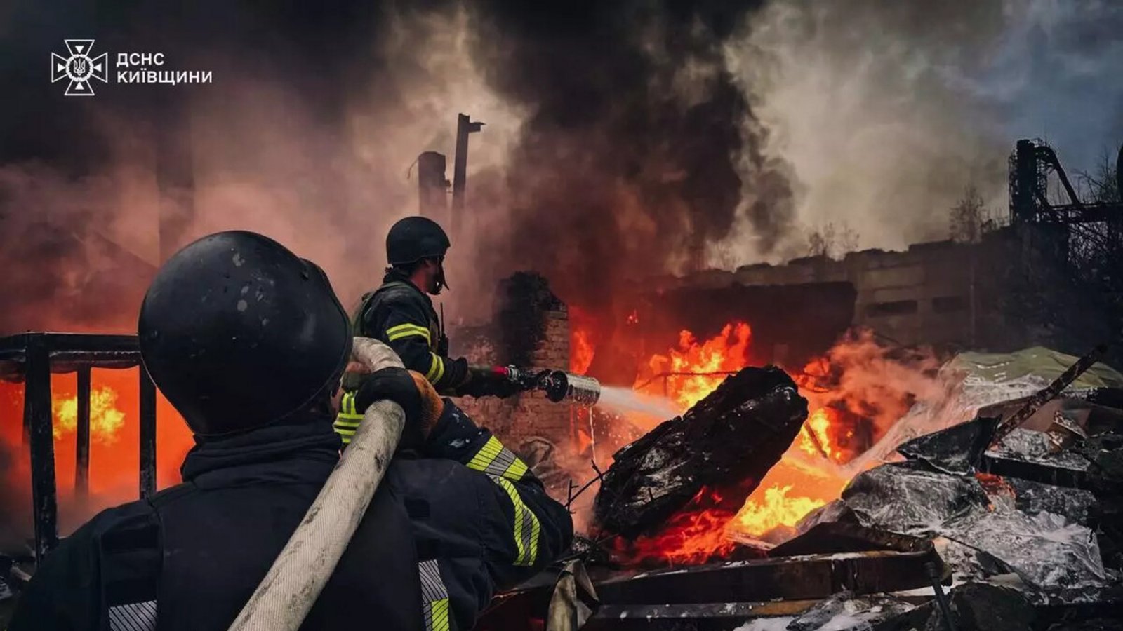 Schrecklicher Alltag in der Ukraine: Feuerwehrleute im Einsatz nach russischen Luftangriffen auf zivile Ziele.Foto: dpa Schrecklicher Alltag in der Ukraine: Feuerwehrleute im Einsatz nach russischen Luftangriffen auf zivile Ziele.Foto: dpa