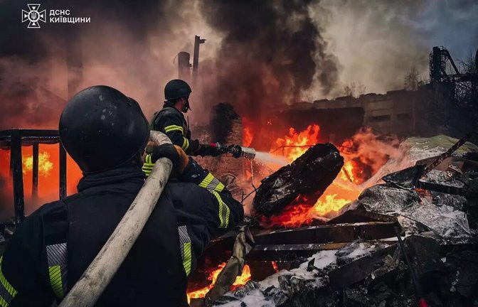 Schrecklicher Alltag in der Ukraine: Feuerwehrleute im Einsatz nach russischen Luftangriffen auf zivile Ziele.<span class='image-autor'>Foto: dpa</span>