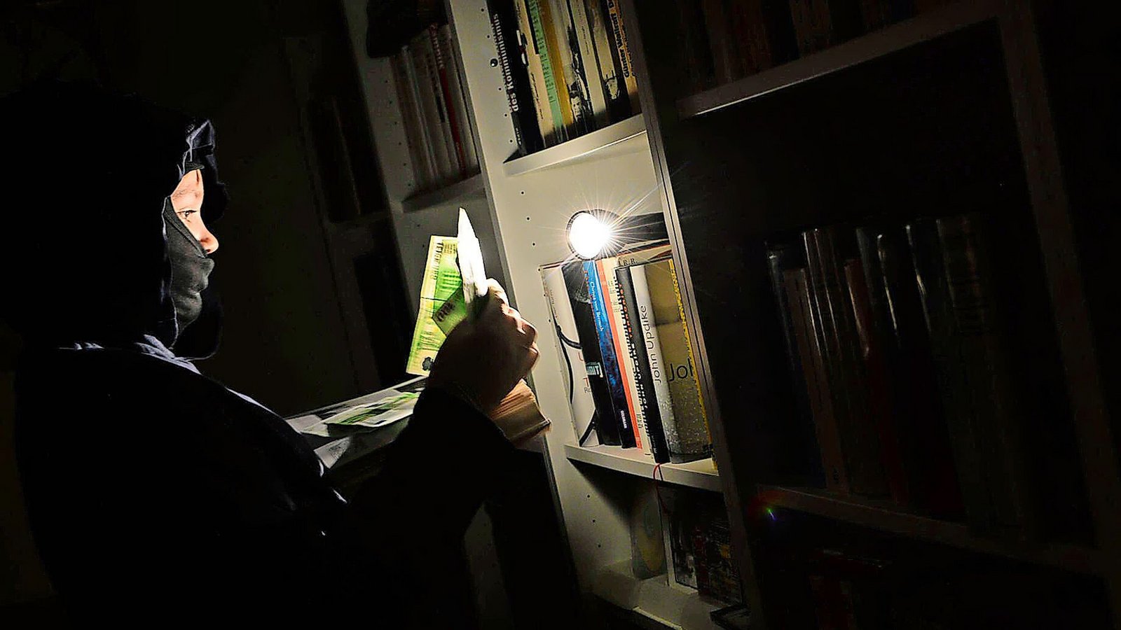 Eindringlinge auf der Suche nach Beute: Die Zahl der Wohnungseinbrüche hat wieder zugenommen.Foto: imago/Petra Schneider Eindringlinge auf der Suche nach Beute: Die Zahl der Wohnungseinbrüche hat wieder zugenommen.Foto: imago/Petra Schneider