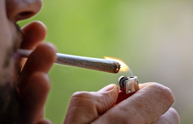 Der Besitz von bis zu 25 Gramm Cannabis soll künftig straffrei sein – das wirkt sich auch auf bisherige Strafverfahren aus.<span class='image-autor'>Foto: picture alliance/dpa/Hannes P Albert</span>
