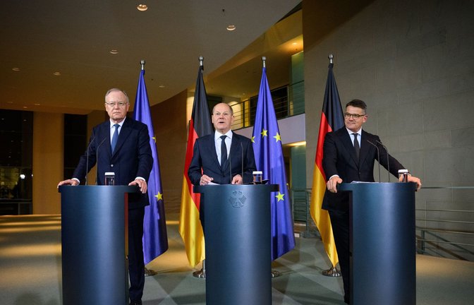 Später als geplant trafen die Ministerpräsidenten Stephan Weil (links) und Boris Rhein (rechts) bei Olaf Scholz im Kanzleramt ein.<span class='image-autor'>Foto: Bernd von Jutrczenka/dpa/Bernd von Jutrczenka</span>