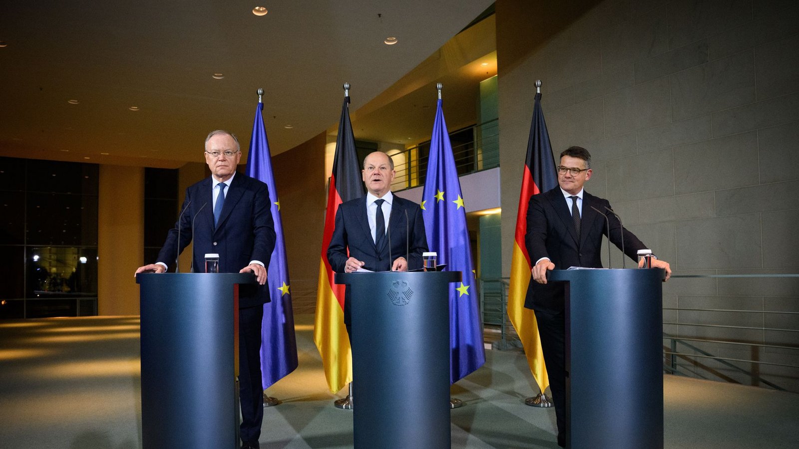 Später als geplant trafen die Ministerpräsidenten Stephan Weil (links) und Boris Rhein (rechts) bei Olaf Scholz im Kanzleramt ein.Foto: Bernd von Jutrczenka/dpa/Bernd von Jutrczenka Später als geplant trafen die Ministerpräsidenten Stephan Weil (links) und Boris Rhein (rechts) bei Olaf Scholz im Kanzleramt ein.Foto: Bernd von Jutrczenka/dpa/Bernd von Jutrczenka