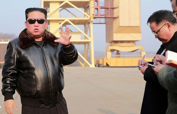Der koreanische Machthaber  Kim Jong Un bei einem Termin mit nordkoreanischen Medienvertretern.<span class='image-autor'>Foto: dpa</span>
