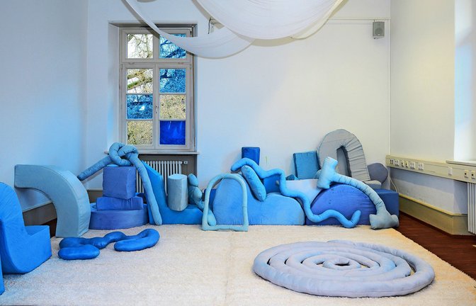 Wann fühlt man sich wohl? In einem Raum können die jungen Ausstellungsbesucher selbst tätig werden und die Polsterelemente so arrangieren, dass sie dazwischen toben, turnen oder es sich gemütlich machen können.<span class='image-autor'>Foto: Kunsthalle Karlsruhe</span>