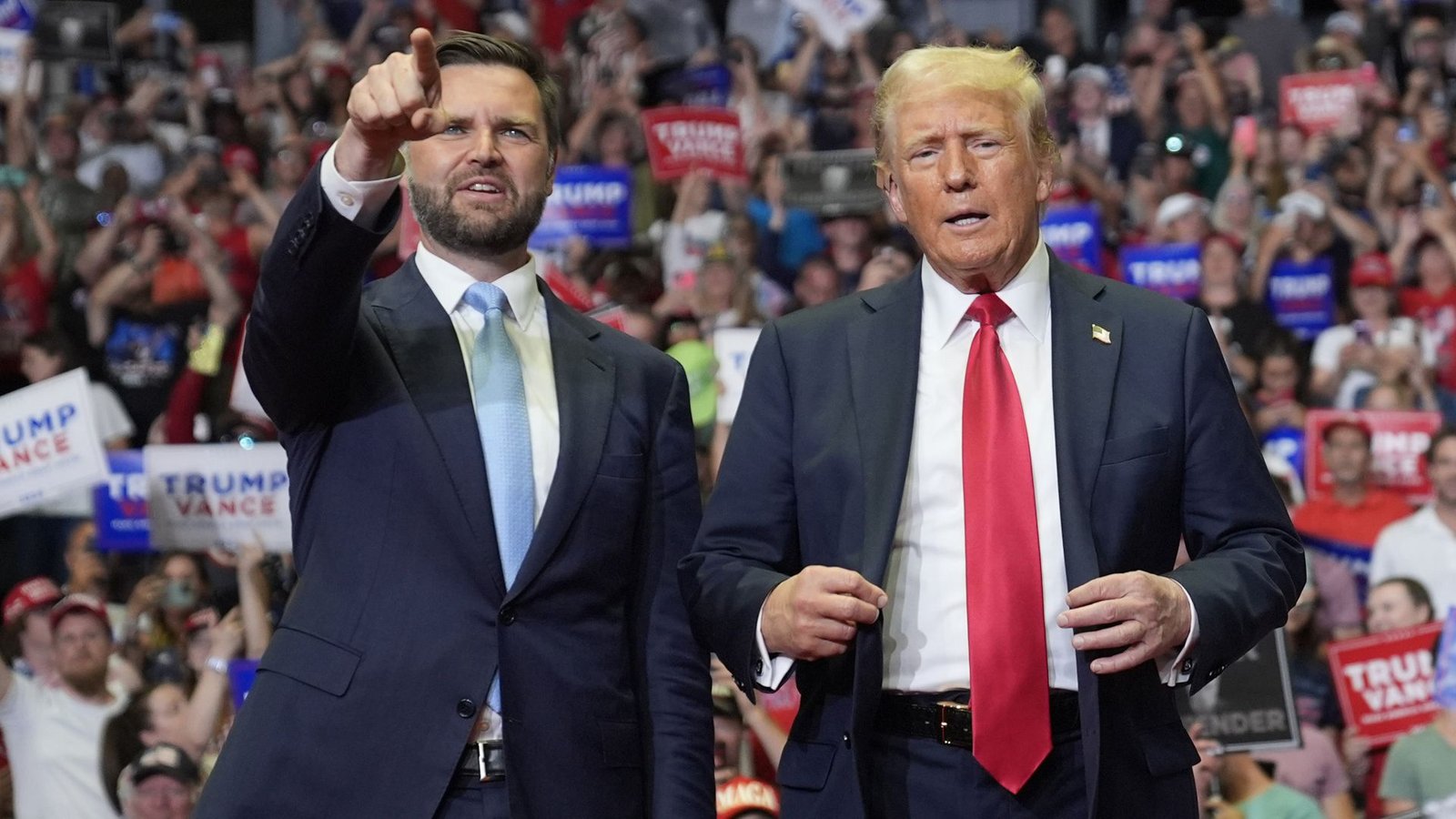 J.D. Vance (links) und Donald Trump   treten im US-Wahlkampf als Vize- und Präsidentschaftskandidat für die Republikaner an.Foto: dpa/Evan Vucci