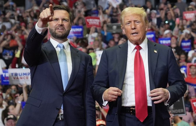 J.D. Vance (links) und Donald Trump   treten im US-Wahlkampf als Vize- und Präsidentschaftskandidat für die Republikaner an.<span class='image-autor'>Foto: dpa/Evan Vucci</span>