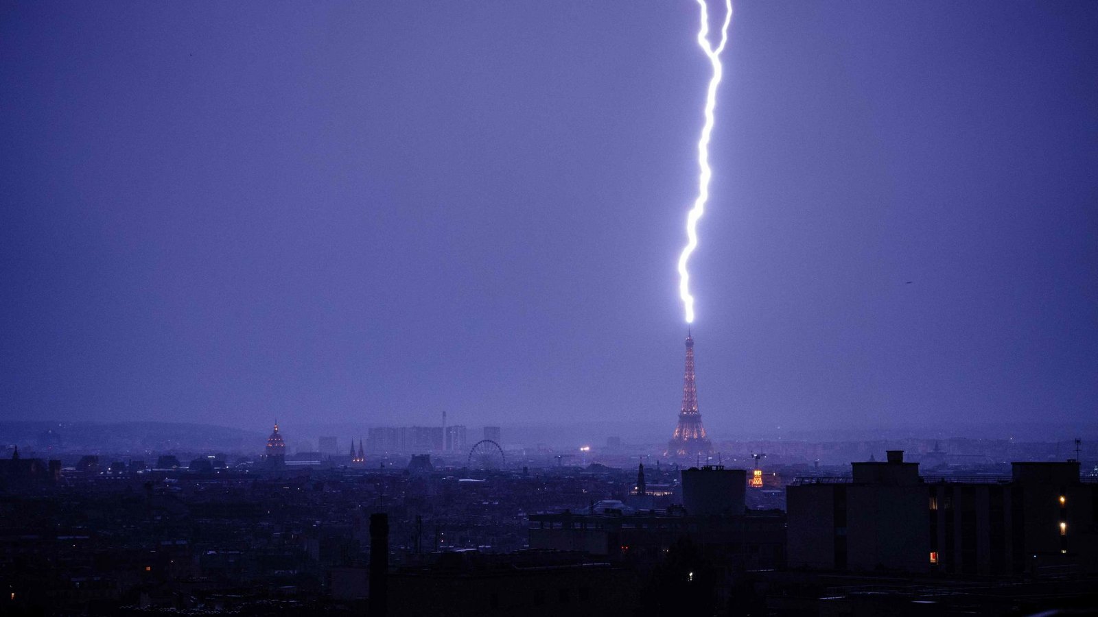 Während eines Gewitters schlägt ein Blitz in den Eiffelturm ein.Foto: Dimitar Dilkoff/AFP/dpa Während eines Gewitters schlägt ein Blitz in den Eiffelturm ein.Foto: Dimitar Dilkoff/AFP/dpa