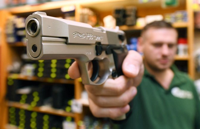 Immer mehr Menschen in Baden-Württemberg haben einen Kleinen Waffenschein, um etwa eine Schreckschusspistole mit sich führen zu dürfen.<span class='image-autor'>Foto: dpa/Uli Deck</span>