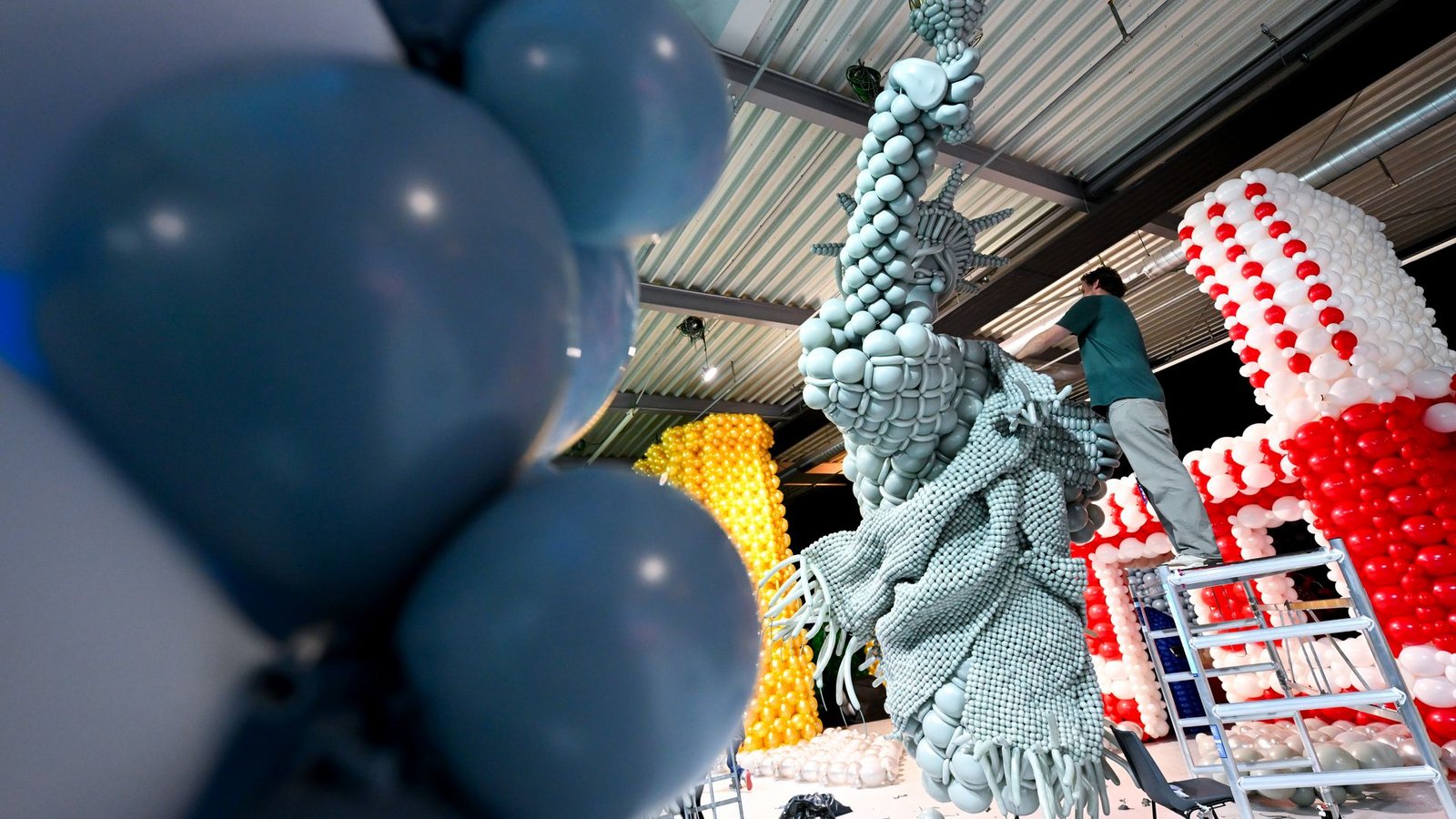 Ballonkünstler arbeiten während eines Pressetermins vor der Eröffnung der Ausstellung „Luftballonwelten“ im Pineapple Park an ihren Objekten.Foto: Sven Hoppe/dpa