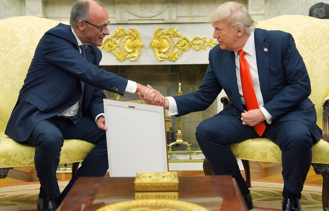 Trump hat schon mehrere Geschenke von Merz bekommen.<span class='image-autor'>Foto: Evan Vucci/AP/dpa</span>