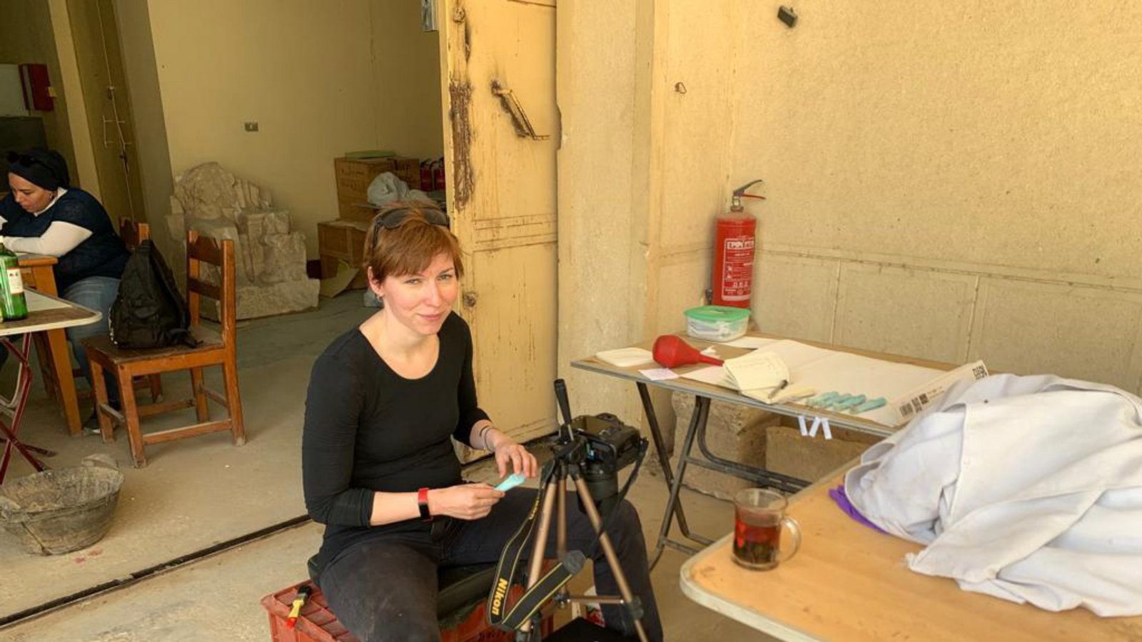 Susanne Beck von der Universität Tübingen bei der Dokumentation von Funden. Sie leitet heute die Ausgrabungen der Universität Tübingen in Sakkara (The Saqqara Saite Tombs Project) .Foto: Saqqara Saite Tombs Project, Universität Tübingen. Fotograf: M. Abdelghaffar Susanne Beck von der Universität Tübingen bei der Dokumentation von Funden. Sie leitet heute die Ausgrabungen der Universität Tübingen in Sakkara (The Saqqara Saite Tombs Project) .Foto: Saqqara Saite Tombs Project, Universität Tübingen. Fotograf: M. Abdelghaffar