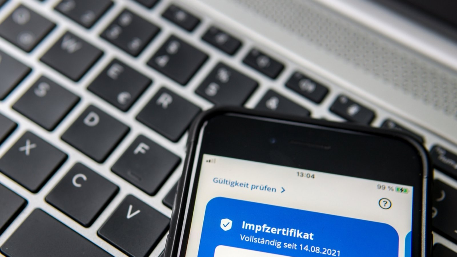 Dieses Impfzertifikat sollte bald erneuert werden.Foto: SebastianO Photography / shutterstock.com