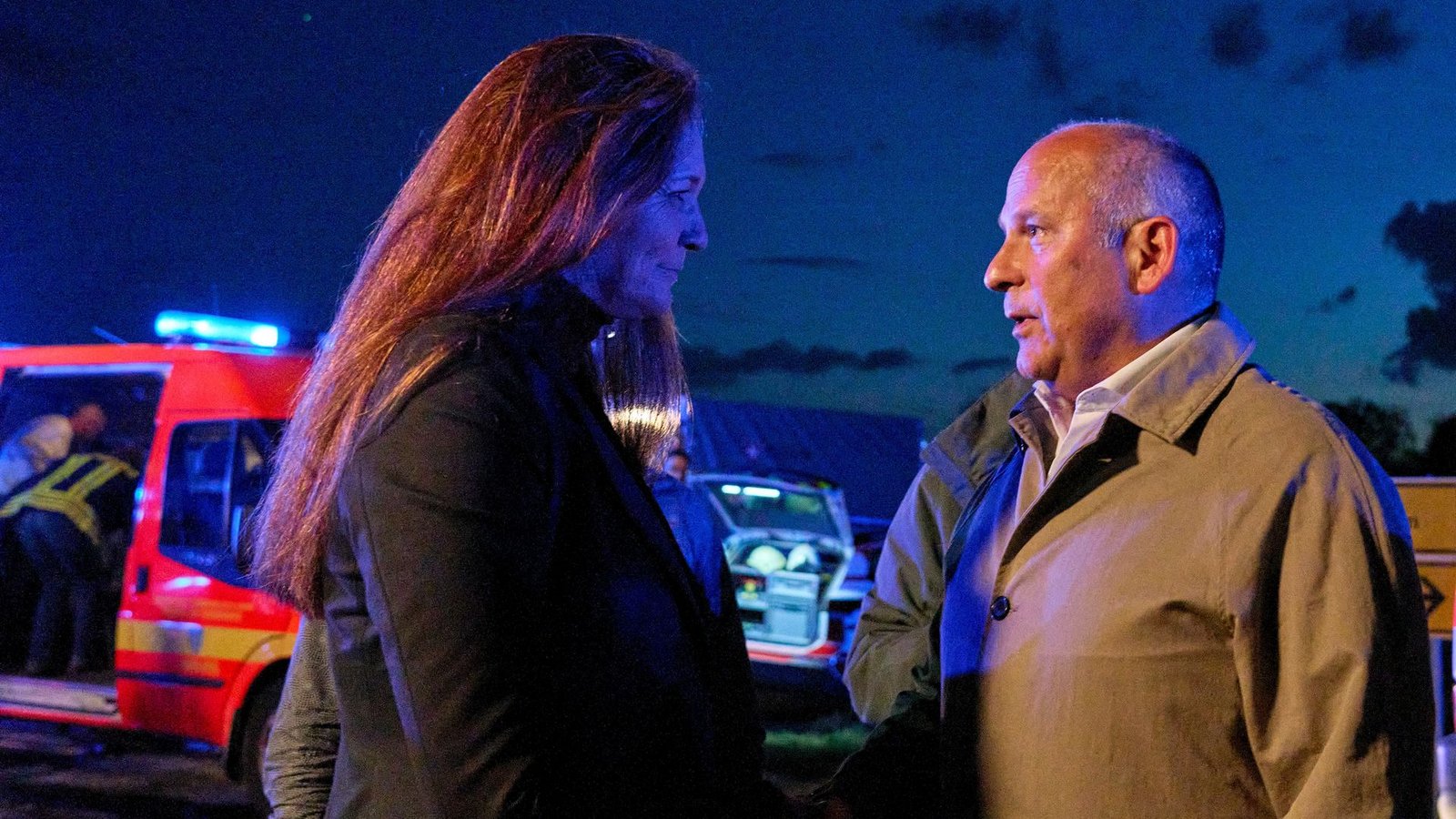 Hessens Innenminister Roman Poseck und Bürgermeisterin Antje Hachmann zeigen sich beide tief betroffen.Foto: Sascha Ditscher/dpa