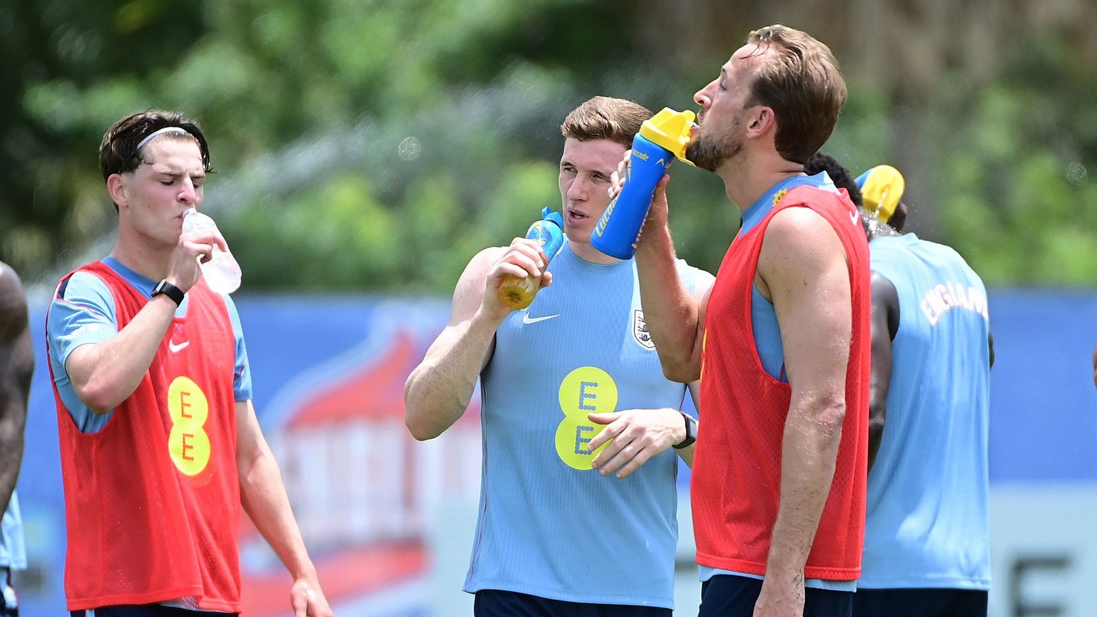 Englands Nationalspieler um Harry Kane (r) während einer Trinkpause. (Archivbild)Foto: Jc Ruiz/PA Wire/dpa Englands Nationalspieler um Harry Kane (r) während einer Trinkpause. (Archivbild)Foto: Jc Ruiz/PA Wire/dpa