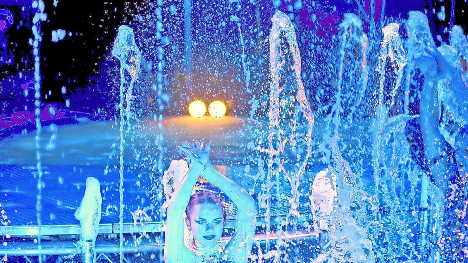 Ungewohntes Bild für Zirkusbesucher: Die Artisten zeigen ihre Kunststücke unter, im und auf dem Wasser.Foto: Waterland Ungewohntes Bild für Zirkusbesucher: Die Artisten zeigen ihre Kunststücke unter, im und auf dem Wasser.Foto: Waterland