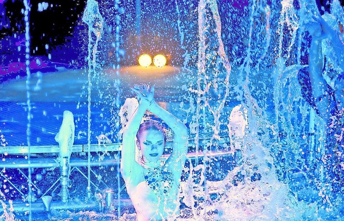 Ungewohntes Bild für Zirkusbesucher: Die Artisten zeigen ihre Kunststücke unter, im und auf dem Wasser.<span class='image-autor'>Foto: Waterland</span>