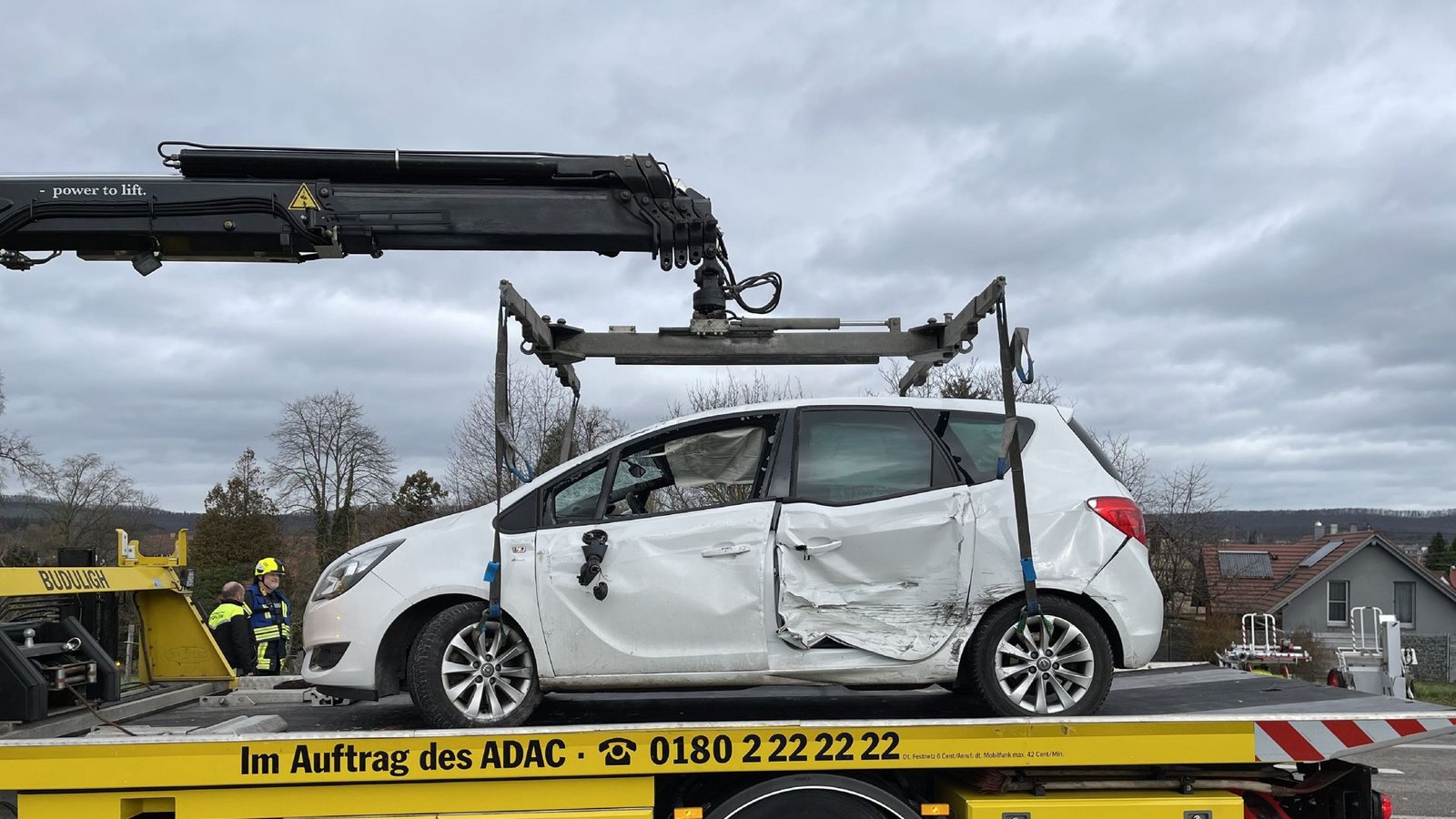 ... war in den Opel des Seniors gekracht, der sich dabei überschlug.Foto: SDMG/SDMG / Schulz ... war in den Opel des Seniors gekracht, der sich dabei überschlug.Foto: SDMG/SDMG / Schulz