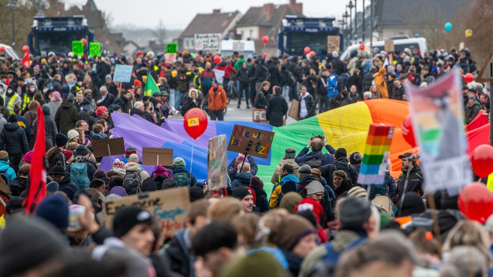 Menschen blockieren die Straßen in der Innenstadt von Gießen am 29. November 2025 bei Demonstrationen gegen die Gründung der neuen AfD-Jugendorganisation.Foto: Bert Bostelmann/KNA Menschen blockieren die Straßen in der Innenstadt von Gießen am 29. November 2025 bei Demonstrationen gegen die Gründung der neuen AfD-Jugendorganisation.Foto: Bert Bostelmann/KNA