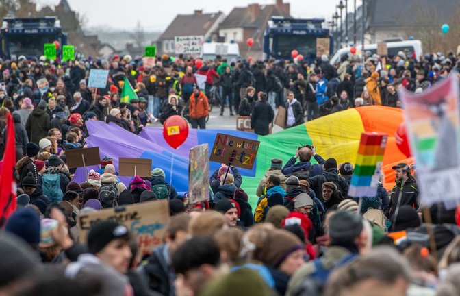 Menschen blockieren die Straßen in der Innenstadt von Gießen am 29. November 2025 bei Demonstrationen gegen die Gründung der neuen AfD-Jugendorganisation.<span class='image-autor'>Foto: Bert Bostelmann/KNA</span>
