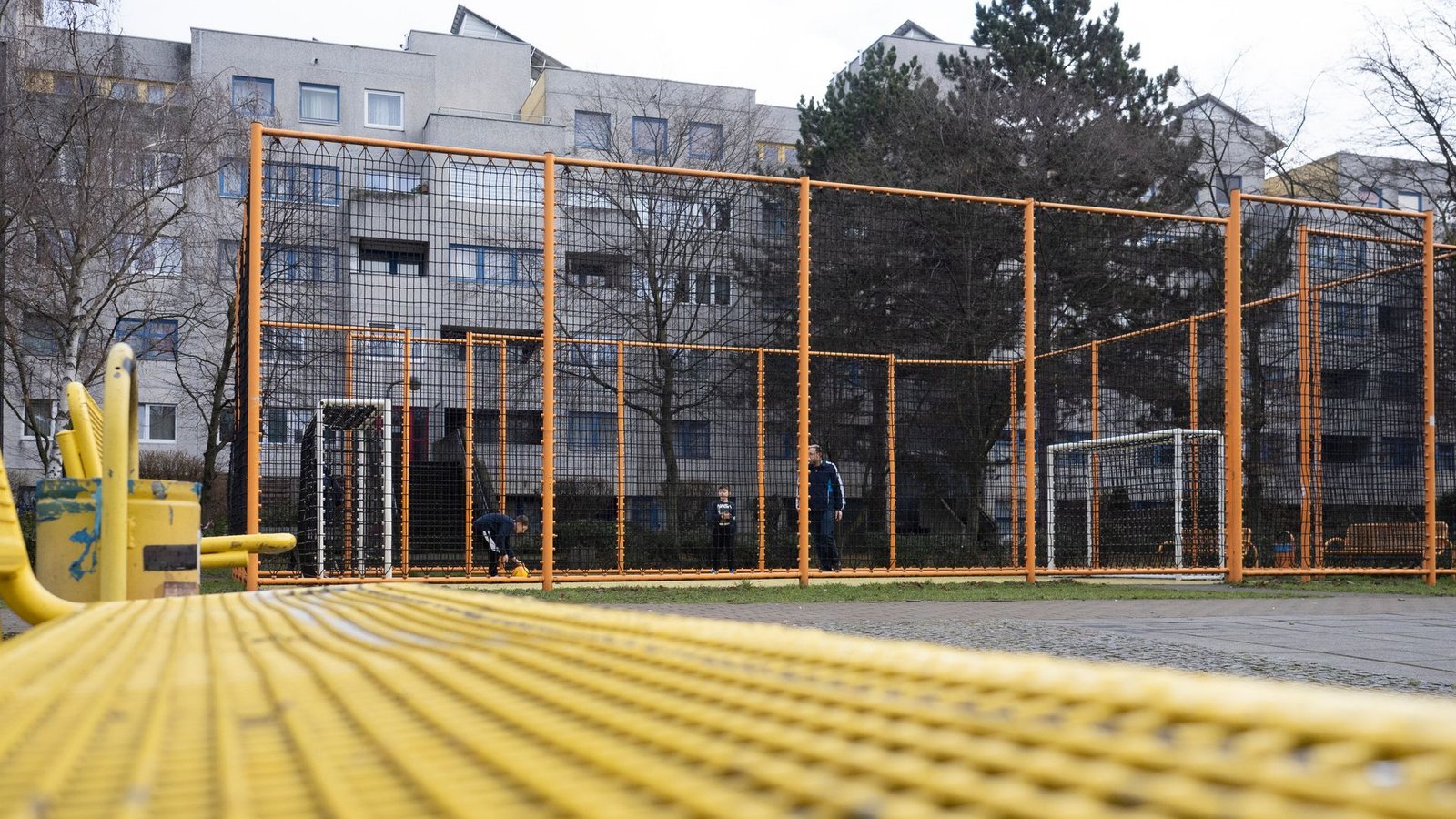 Wer auf einem Bolzplatz gekickt hat, hat etwas für das Leben gelernt. (Archivbild)Foto: Paul Zinken/dpa